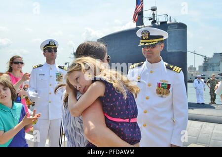 Gäste nehmen an der Änderung der Befehl Zeremonie für USS Boise (SSN764) an der Naval Station Norfolk am 8. Juni. USS Boise (SSN-764), ein Los Angeles-Klasse Atom-U-Boot schneller Angriff, war das zweite Schiff der United States Navy für Boise, Idaho genannt zu werden. Stockfoto