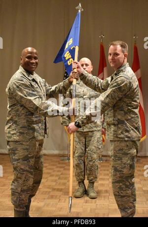 THULE AIR BASE, Grönland. Oberstleutnant Devin Pfeffer (links), der 21 Operationen Gruppenkommandant übergibt den 12. Platz Warnung Squadron guidon, Oberstleutnant Neil Menzie (rechts), 12 SWS eingehende Befehlshaber, Befehl vom 7. Juni 2018 angenommen. Die Zeremonie wurde auf der Thule Air Base, Grönland statt. Stockfoto