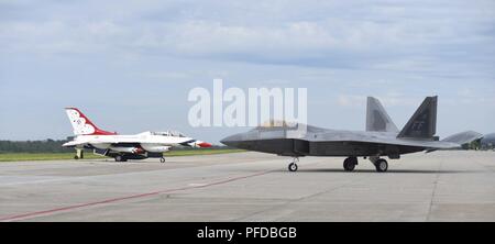 Eine F-22 Raptor, der US Air Force Maj. Paul "Loco" Lopez, F-22 Raptor Demonstration Team Commander/pilot pilotiert, Taxis rund um die US-Air Force Thunderbird F-16 nach der Landung am Niagara Falls Luft finden Station, NEW YORK, 7. Juni 2018. Die Raptor Demonstration Team wird sich die Donner des Niagara International Air Show, Juni 9-10 durchführen. Stockfoto