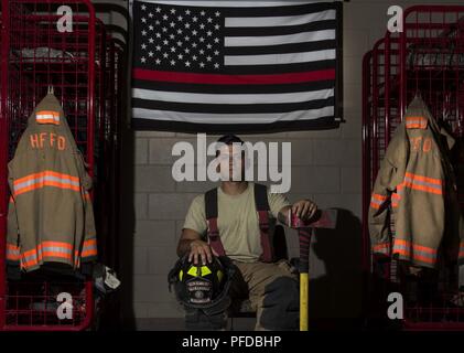 Us Air Force Senior Airman Nicholas Quintana ist ein Feuerwehrmann mit der 1 Special Operations Bauingenieur Squadron bei Hurlburt Field, Fla. Air Force Feuerwehrmänner sind speziell geschult, um alles von der Bürste Feuer zum Brennen von Raketentreibstoff und gefährlichen - Material Feuer - - Reaktion auf Basis und in der lokalen Gemeinschaft, wenn sie zur Hilfe aufgerufen. Stockfoto