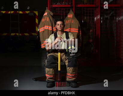 Us Air Force Senior Airman Nicholas Quintana ist ein Feuerwehrmann mit der 1 Special Operations Bauingenieur Squadron bei Hurlburt Field, Fla. Air Force Feuerwehrmänner sind speziell geschult, um alles von der Bürste Feuer zum Brennen von Raketentreibstoff und gefährlichen - Material Feuer - - Reaktion auf Basis und in der lokalen Gemeinschaft, wenn sie zur Hilfe aufgerufen. Stockfoto