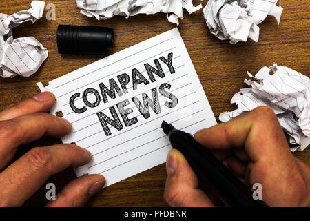 Text Zeichen zeigen Unternehmen News. Konzeptionelle foto Aktuelle Informationen und geschieht auf einer Business Corporate Bericht Mann mit Marker notebook Seite crum Stockfoto