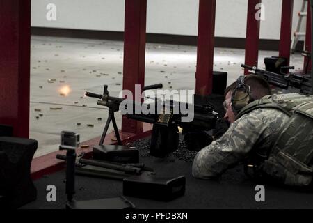 Staff Sgt. Daniel Lanata, 374 Sicherheitskräfte Squadron 2018 Sicherheitskräfte Advanced Combat Skills Assessment Team Mitglied, Brände das M249 Light Machine Gun während der Ausbildung, 31. Mai 2018, bei Yokota Air Base, Japan. Die 374 SFS Team praktiziert die verschiedenen Waffen, einschließlich der M4 Carbine Assault Rifle, M9 Pistole und die M249 Light Machine Gun in der Vorbereitung für die 2018 ACSA Wettbewerb bei Andersen Air Force Base, Guam feuern. Stockfoto