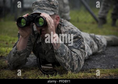 Staff Sgt. Daniel Lanata, 374 Sicherheitskräfte Squadron 2018 Sicherheitskräfte Advanced Combat Skills Assessment Team Mitglied, sieht durch ein Fernglas bei - Einschätzung der Ausbildung, 1. Juni 2018, bei Yokota Air Base, Japan. Die 374 SFS den ersten Platz während der 2018 ACSA Wettbewerb bei Andersen Air Force Base, Guam statt. Stockfoto