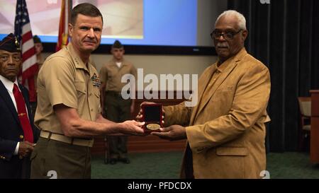 Generalleutnant William D. Beydler, Kommandant der Marine Corps Force Central Command, präsentiert Clement E. Hügel mit der Congressional Gold Medal zu Ehren seines verstorbenen Vaters Pfc. Burnie W. Hill, 31. Mai 2018 MacDill Air Force Base in Florida. 1942, Afrikanische Amerikaner hatten die Möglichkeit, in der United States Marine Corps zu gewinnen. Fast 20.000 afrikanische Amerikaner von 1942-1949 wurden separat von ihren weißen Kollegen bei Montford Point, ein Werk in Camp Lejeune in North Carolina ausgebildet. Stockfoto