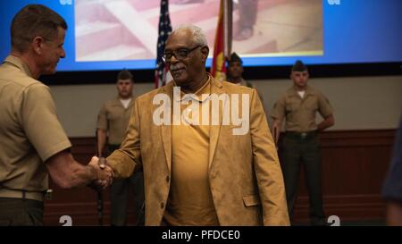 Clement E. Hill schüttelt Hände mit Generalleutnant William D. Beydler, Kommandant der Marine Corps Forces Central Command, nach einem Congressional Gold Medal Award Ceremony, 31. Mai 2018 MacDill Air Force Base in Florida. Hill nahm die Auszeichnung zu Ehren seines verstorbenen Vaters Pfc. Burnie W. Hill, einem montford Point Marine. 1942, Afrikanische Amerikaner hatten die Möglichkeit, in der United States Marine Corps zu gewinnen. Fast 20.000 afrikanische Amerikaner von 1942-1949 wurden separat von ihren weißen Kollegen bei Montford Point, ein Werk in Camp Lejeune in North Carolina ausgebildet. Stockfoto