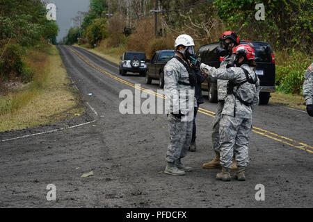 Tech. Sgt. Tara Breit vom Staat Washington National Guard, 10 zivile Support Team und Staff Sgt. Brandon Santos, Guam National Guard, 94. Zivile Support Team, kurze Maj. Jeff Hickman auf der atmosphärischen Bedingungen auf Leilani Avenue als Lava aus dem Vulkan Kilauea auf Hawaii Insel weiterhin die Puna Nachbarschaft zu bedrohen und zerstören. Juni 03, 2018. Nationalen Schutz um von den Vereinigten Staaten sind eine Entsendung von Soldaten und Piloten der Pennsylvania National Guard Bemühungen Hawaii County an der Aufrechterhaltung der öffentlichen Sicherheit und Gesundheit zu unterstützen, zu ergänzen. Stockfoto