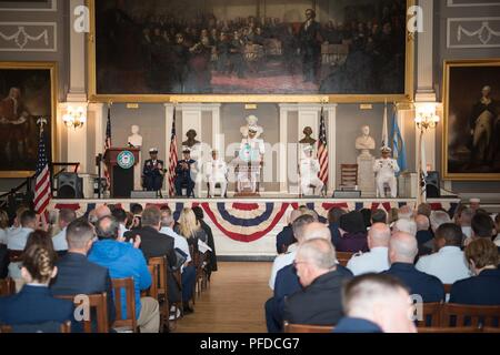 Die Küstenwache erste Bezirk hält eine Change-of-Befehl Zeremonie Montag, Juni 4, 2018 der Faneuil Hall in Boston Abschied von Hinten Adm zu bieten. Steven D. Poulin und Willkommen hinten Adm. Andrew J. Tiongson als Kommandant der Ersten Bezirk. Vice Adm. Scott A. Buschman, Commander, Coast Guard Atlantischen Gebiet unter dem Vorsitz der Zeremonie. Stockfoto