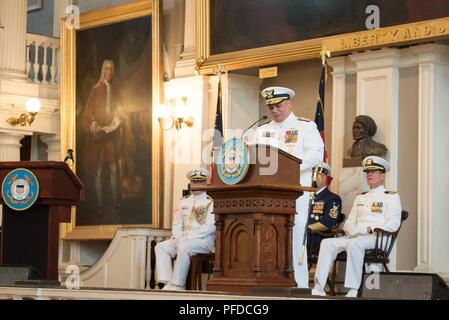 Die Küstenwache erste Bezirk hält eine Change-of-Befehl Zeremonie Montag, Juni 4, 2018 der Faneuil Hall in Boston Abschied von Hinten Adm zu bieten. Steven D. Poulin und Willkommen hinten Adm. Andrew J. Tiongson als Kommandant der Ersten Bezirk. Vice Adm. Scott A. Buschman, Commander, Coast Guard Atlantischen Gebiet unter dem Vorsitz der Zeremonie. Stockfoto