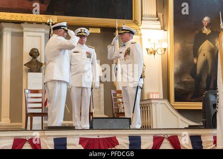 Die Küstenwache erste Bezirk hält eine Change-of-Befehl Zeremonie Montag, Juni 4, 2018 der Faneuil Hall in Boston Abschied von Hinten Adm zu bieten. Steven D. Poulin und Willkommen hinten Adm. Andrew J. Tiongson als Kommandant der Ersten Bezirk. Vice Adm. Scott A. Buschman, Commander, Coast Guard Atlantischen Gebiet unter dem Vorsitz der Zeremonie. Stockfoto