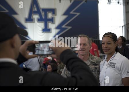 Luftwaffe Stabschef General David L. Goldfein mit Armee Personalsgt spricht. Altermese Kendrick, Verteidigungsministerium Krieger spiele Athlet auf Team Armee, während eine erste Qualifikationsrunde des Shooting Event an der Spiele in Colorado Springs, Colorado, 3. Juni 2018. Goldfein vorgesehenen Erläuterungen und traf und sprach mit Service Mitglieder anwesend, Unterstützung für alle Athleten die Teilnahme an den Spielen angezeigt. Stockfoto