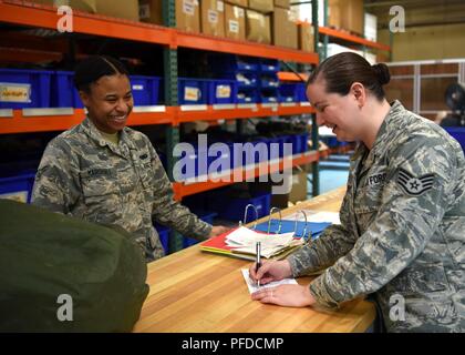 Airman 1st Class Jasmyn Marshall, 56 Logistik Bereitschaft Squadron Schutzausrüstung Facharbeiter, übt ein Bereitstellung equipment distribution Szenario mit Staff Sgt. Hannah Hendry, 56 LRS IPE Supervisor, 4. Juni 2018 bei Luke Air Force Base, Ariz Üben vor der Bereitstellung Prozesse ermöglicht eine schnelle und effiziente Bereitstellung Linie für Flieger gewährleisten. Stockfoto