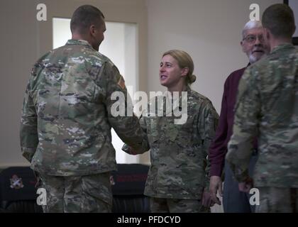 Brig. Gen. Heidi Hoyle, der 41 Leiter der Ordnance, schüttelt die Hand eines Konkurrenten bei der Eröffnung des 2018 Ordnance Tiegel am Fort AP Hill, Virginia, 3. Juni 2018. EOD (Explosive Ordnance Disposal) Mannschaften sind auf beurteilt und die damit verbundenen Aufgaben zur Unified land Operationen zu EOD unterstützen zu beseitigen und/oder explosiven Bedrohungen zu reduzieren. Die Ordnance Tiegel ist so konzipiert, dass Teamwork Soldaten und ihre Fähigkeiten zum kritischen Denken zu prüfen, während Sie technische Lösungen für reale Probleme Verbesserung der Bereitschaft der Gewalt anwenden. Stockfoto