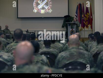 Brig. Gen. Heidi Hoyle, der 41 Leiter der Ordnance, gibt eine Rede bei der Eröffnung des 2018 Ordnance Tiegel am Fort A.P. Hill, Virginia, 3. Juni 2018. EOD (Explosive Ordnance Disposal) Mannschaften sind auf beurteilt und die damit verbundenen Aufgaben zur Unified land Operationen zu EOD unterstützen zu beseitigen und/oder explosiven Bedrohungen zu reduzieren. Die Ordnance Tiegel ist so konzipiert, dass Teamwork Soldaten und ihre Fähigkeiten zum kritischen Denken zu prüfen, während Sie technische Lösungen für reale Probleme Verbesserung der Bereitschaft der Gewalt anwenden. Stockfoto