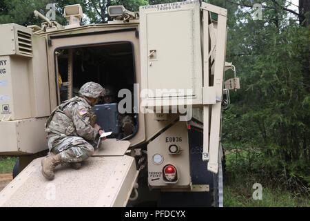 (Von links) Staff Sgt. James Ahn, eine Beseitigung von Explosivstoffen team leader mit 49Th Ordnance Company, Fort Campbell, Ky., und sein Team Mitglied, Sgt. Erin Dobbins, überprüfen Sie die Informationen auf der Bedieneinheit für den talon Roboter, während die 2018 Ordnance Tiegel auf Fort A.P. Hill, Virginia, 4. Juni 2018. EOD-Teams sind für die Maßnahmen bewertet und die damit verbundenen Aufgaben zur Unified land Operationen zu EOD unterstützen zu beseitigen und/oder explosiven Bedrohungen zu reduzieren. Die Ordnance Tiegel ist so konzipiert, dass Teamwork Soldaten und ihre Fähigkeiten zum kritischen Denken zu prüfen, während Sie technische Lösungen für echte anwenden Stockfoto