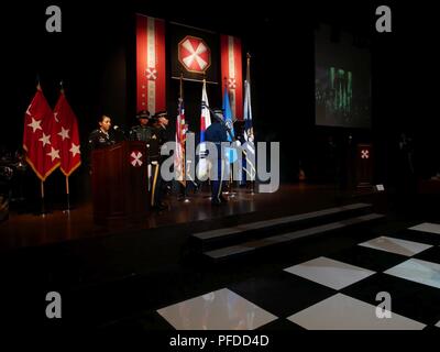 Am 1. Juni 2018, 8. Armee bewirtete die im Armee Geburtstag Ball an der SINTEX Convention Center in Suwon, Südkorea. Servicemembers und ihre Gäste kamen aus allen Teilen der Koreanischen Halbinsel in dieser jährlichen militärischen Ball teilzunehmen. Gen. Vincent K. Brooks, Commander UNC/CFC/USFK, und Generalleutnant Michael A. Rechnungen, Kommandeur 8. Armee, ausgezeichnet Die 2018 besten Krieger die Gewinner des Wettbewerbs und andere Soldaten, die sich unter Ihren Kollegen unterschieden haben. Die Achte Army Band zur Verfügung Spaß musikalische Unterhaltung während jeder unter Co speisten, Mitarbeiter, Freunde und Familie. Die ev Stockfoto