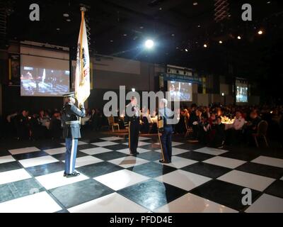 Am 1. Juni 2018, 8. Armee bewirtete die im Armee Geburtstag Ball an der SINTEX Convention Center in Suwon, Südkorea. Servicemembers und ihre Gäste kamen aus allen Teilen der Koreanischen Halbinsel in dieser jährlichen militärischen Ball teilzunehmen. Gen. Vincent K. Brooks, Commander UNC/CFC/USFK, und Generalleutnant Michael A. Rechnungen, Kommandeur 8. Armee, ausgezeichnet Die 2018 besten Krieger die Gewinner des Wettbewerbs und andere Soldaten, die sich unter Ihren Kollegen unterschieden haben. Die Achte Army Band zur Verfügung Spaß musikalische Unterhaltung während jeder unter Co speisten, Mitarbeiter, Freunde und Familie. Die ev Stockfoto