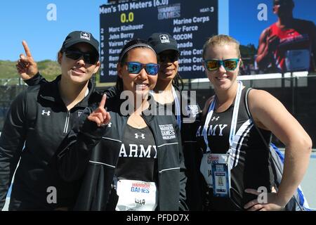 Team Armee Frauen posieren für ein Foto, Colorado Springs, Colorado, 2. Juni 2018. Der DoD-Krieger Spiele ist eine adaptive sports Konkurrenz für Verwundete, Kranke und Verletzte service Mitglieder und Veteranen. Rund 300 Athleten aus Teams aus der Armee, Marine Corps, Navy, Air Force Special Operations Command, Vereinigtes Königreich Streitkräfte, der Kanadischen Streitkräfte, und die Australian Defence Force Juni 1 - Juni 9 im Bogenschießen, Radfahren, Track, Feld, Schießen konkurriert, Sitzen, Volleyball, Schwimmen, Rollstuhlbasketball, und - neu in diesem Jahr - Powerlifting und Indoor rudern. Stockfoto