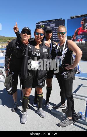 Team Armee Frauen posieren für ein Foto, Colorado Springs, Colorado, 2. Juni 2018. Der DoD-Krieger Spiele ist eine adaptive sports Konkurrenz für Verwundete, Kranke und Verletzte service Mitglieder und Veteranen. Rund 300 Athleten aus Teams aus der Armee, Marine Corps, Navy, Air Force Special Operations Command, Vereinigtes Königreich Streitkräfte, der Kanadischen Streitkräfte, und die Australian Defence Force Juni 1 - Juni 9 im Bogenschießen, Radfahren, Track, Feld, Schießen konkurriert, Sitzen, Volleyball, Schwimmen, Rollstuhlbasketball, und - neu in diesem Jahr - Powerlifting und Indoor rudern. Stockfoto