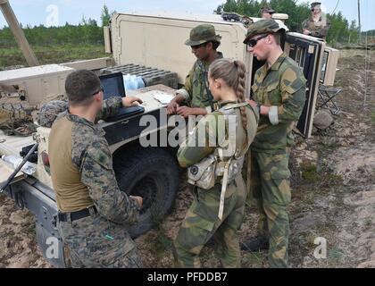 (4. Juni 2018) - - US-Marines, 1.BATAILLON, 6 Marine Regiment, von Camp Lejeune, N.C., Zug Soldaten des zweiten Bataillons, norwegischen Armee, in Skjold, Norwegen, auf ein Computerprogramm durch Beobachter zum Grundstück Koordinaten für Live Fire Training während der Übung Sabre Strike18 am Adazi Base, Lettland. Diese Übung ist der achte Iteration des langjährigen US-Army Europe - LED-kooperative Ausbildung Übung entwickelt, die Interoperabilität zwischen Alliierten und regionalen Partnern zu verbessern Stockfoto