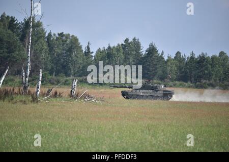 Eine österreichische Leopard 2A4 Tank, die von österreichischen Soldaten in den 6 Tank Unternehmen betrieben, 14 Panzer Bataillon, Brände an sein Ziel während der starken Europa Tank Challenge (SETC), an der 7. Armee Befehl Grafenwöhr Training Area, Grafenwöhr, Deutschland, Juni 04, 2018. Us-Army Europe und die deutsche Armee Gastgeber der dritten starkes Europa Tank Herausforderung bei Grafenwöhr Training Area, Juni 3 - 8, 2018. Die starke Europa Tank Herausforderung ist eine jährliche Veranstaltung, die teilnehmenden Nationen zu geben, einen dynamischen, produktiven und Spaß Umfeld, in dem die militärische Partnerschaften, Form zu fördern. Stockfoto