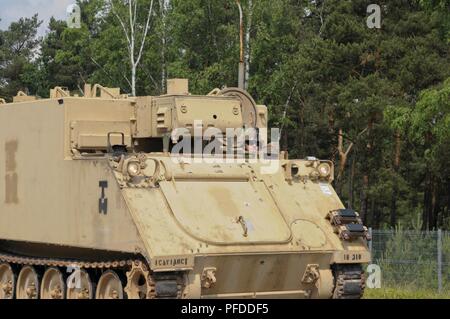 Ein Soldat, der Sitz und die Konzernzentrale, 91st Brigade Ingenieur Bataillon, 1st Armored Brigade Combat Team, 1.Kavallerie Division zugeordnet, steht in einem 182 Field Artillery 113 Anschluss Fahrzeug während des Schienenkopfes Operationen in Zagan, Polen, 4. Juni 2018. Soldaten leisten ihren Beitrag, um sicherzustellen, dass Fahrzeuge erfolgreich entladen werden. Stockfoto