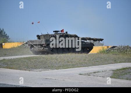 Eine österreichische Leopard 2A4 Tank, die von österreichischen Soldaten in den 6 Tank Unternehmen betrieben, 14 Panzer Bataillon, Brände an sein Ziel während der starken Europa Tank Challenge (SETC), an der 7. Armee Befehl Grafenwöhr Training Area, Grafenwöhr, Deutschland, Juni 04, 2018. Us-Army Europe und die deutsche Armee Gastgeber der dritten starkes Europa Tank Herausforderung bei Grafenwöhr Training Area, Juni 3 - 8, 2018. Die starke Europa Tank Herausforderung ist eine jährliche Veranstaltung, die teilnehmenden Nationen zu geben, einen dynamischen, produktiven und Spaß Umfeld, in dem die militärische Partnerschaften, Form zu fördern. Stockfoto