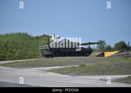 Eine österreichische Leopard 2A4 Tank, die von österreichischen Soldaten in den 6 Tank Unternehmen betrieben, 14 Panzer Bataillon, Brände an sein Ziel während der starken Europa Tank Challenge (SETC), an der 7. Armee Befehl Grafenwöhr Training Area, Grafenwöhr, Deutschland, Juni 04, 2018. Us-Army Europe und die deutsche Armee Gastgeber der dritten starkes Europa Tank Herausforderung bei Grafenwöhr Training Area, Juni 3 - 8, 2018. Die starke Europa Tank Herausforderung ist eine jährliche Veranstaltung, die teilnehmenden Nationen zu geben, einen dynamischen, produktiven und Spaß Umfeld, in dem die militärische Partnerschaften, Form zu fördern. Stockfoto