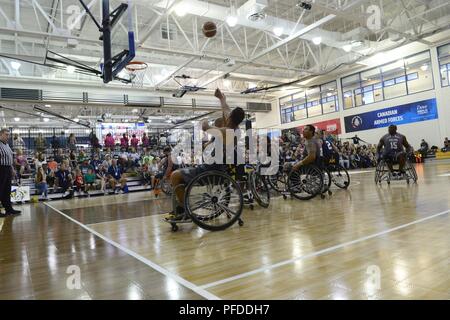 Armee SPC. Vairon Caicedo Ocampo vom Team "SOCOM" nimmt einen Schuß gegen Marine im Rollstuhl Basketball Spiel während der 2018 Krieger Spiele in der Air Force Academy in Colorado Springs, 4. Juni 2018 statt. Im Jahr 2010 erstellt, der DoD-Krieger spiele Verwundeten, Kranken und Verletzten service Mitglieder und Veteranen, die paralympic-style Sport vorstellen. Krieger Spiele präsentiert die federnde Geist der heutigen Verwundete, Kranke oder Verletzte service Mitglieder aus allen Bereichen des Militärs. Diese Athleten haben erheblichen körperlichen Verletzungen und Verhaltensstörungen zu überwinden und zu beweisen, dass das Leben weiterhin nach dem Verwundeten, Kranken Stockfoto