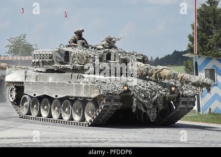 Tanker in Österreichs 6. Tank Company, 14 Panzer Bataillon eine simulierte chemischen, biologischen, radiologischen, nuklearen oder Umwelt (CBRN-E) Lane mit der Leopard 2A4 während der starken Europa Tank Herausforderung, an der 7. Armee den Befehl Grafenwöhr Training Area gehalten, 5. Juni 2018. Us-Army Europe und die deutsche Armee Gastgeber der dritten starkes Europa Tank Herausforderung bei Grafenwöhr Training Area, Juni 3 - 8, 2018. Stockfoto