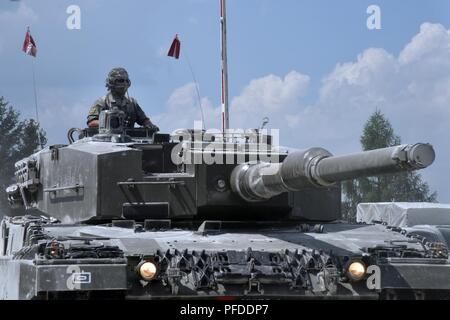 Tanker in Österreichs 6. Tank Company, 14 Panzer Bataillon eine simulierte chemischen, biologischen, radiologischen, nuklearen oder Umwelt (CBRN-E) Lane mit der Leopard 2A4 während der starken Europa Tank Herausforderung, an der 7. Armee den Befehl Grafenwöhr Training Area gehalten, 5. Juni 2018. Us-Army Europe und die deutsche Armee Gastgeber der dritten starkes Europa Tank Herausforderung bei Grafenwöhr Training Area, Juni 3 - 8, 2018. Stockfoto