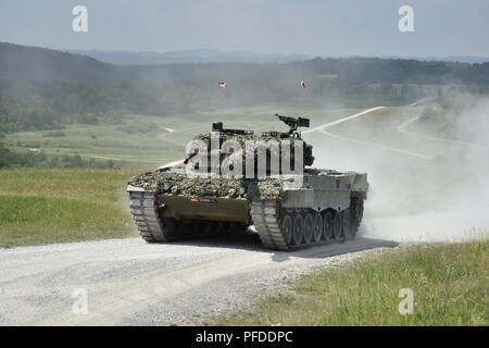 Tanker in Österreichs 6. Tank Company, 14 Panzer Bataillon eine simulierte chemischen, biologischen, radiologischen, nuklearen oder Umwelt (CBRN-E) Lane mit der Leopard 2A4 während der starken Europa Tank Herausforderung, an der 7. Armee den Befehl Grafenwöhr Training Area gehalten, 5. Juni 2018. Us-Army Europe und die deutsche Armee Gastgeber der dritten starkes Europa Tank Herausforderung bei Grafenwöhr Training Area, Juni 3 - 8, 2018. Stockfoto