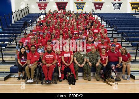 Team Marine Corps Athleten, das Personal und die Familie posieren für ein Gruppenfoto am 2018 DoD Krieger Spiele bei der US Air Force Academy in Colorado Springs, Colorado, 4. Juni 2018. Der Krieger Spiele ist eine adaptive Sport Wettbewerb für die Verwundeten, Kranken und Verletzten service Mitglieder und Veteranen. Rund 300 Athleten aus Teams aus dem Marine Corps, Marine, Heer, Luftwaffe, Special Operations Command, Vereinigtes Königreich Streitkräfte, der Kanadischen Streitkräfte, und die Australian Defence Force wird Juni 1 - Juni 9 im Bogenschießen, Radfahren, Track, Außenaufnahmen konkurrieren, Volleyball, Schwimmen, wheelch Stockfoto