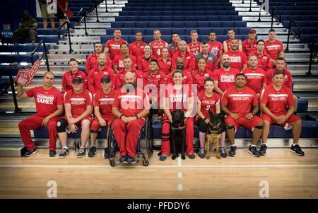Team Marine Corps Sportler posieren für ein Foto des Teams an die 2018 DoD Krieger Spiele bei der US Air Force Academy in Colorado Springs, Colorado, 4. Juni 2018. Der Krieger Spiele ist eine adaptive Sport Wettbewerb für die Verwundeten, Kranken und Verletzten service Mitglieder und Veteranen. Rund 300 Athleten aus Teams aus dem Marine Corps, Marine, Heer, Luftwaffe, Special Operations Command, Vereinigtes Königreich Streitkräfte, der Kanadischen Streitkräfte, und die Australian Defence Force wird Juni 1 - Juni 9 im Bogenschießen, Radfahren, Track, Außenaufnahmen konkurrieren, Volleyball, Schwimmen, Rollstuhlbasketball, und Stockfoto