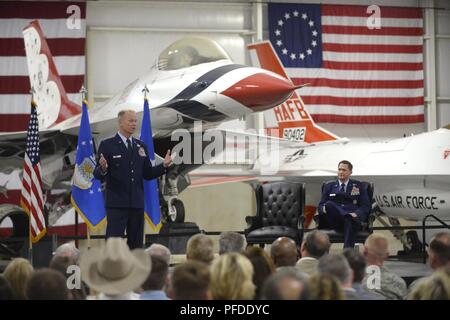 Generalleutnant Mark D. Kelly, 12 Air Force Commander, amtiert und bietet Erläuterungen während der Werbeaktion Zeremonie für Brig. Gen. David B. Lyons, 12 Air Force stellvertretender Kommandeur, während Lyons' Förderung Zeremonie von Oberst zum Brigadier General Mai 30, 2018, bei Hill Air Force Base in Utah. Stockfoto