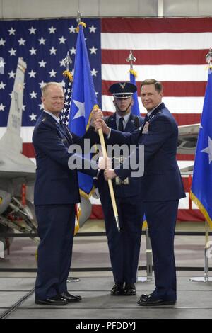 (Nach rechts) Lieutenant General Mark D. Kelly, 12 Air Force Commander Links, präsentiert das 1-Sterne-Hotel Flagge nach Brig. Gen. David B. Lyons, 12 Air Force stellvertretender Kommandeur, während Lyons' Förderung Zeremonie von Oberst zum Brigadier General Mai 30, 2018, bei Hill Air Force Base in Utah. Stockfoto