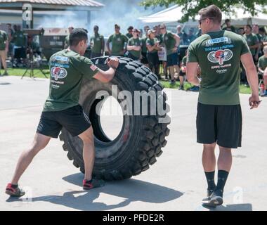 Ein fallschirmjäger an 2nd Battalion, 505Th Parachute Infantry Regiment konkurriert in eine individuelle Funktionelle fitness Konkurrenz während des Bataillon funktionelle Fitness Family Day am Freitag, den 2. Juni. Der 3. Brigade Combat Team Bataillon partnered mit Corvias Stiftung Fallschirmjäger und Familien ist das Bataillon die Chance, ihre körperliche Kraft und Ausdauer zu testen, während Sie eine Grillparty und Gelegenheit zur Gemeinschaft zu geben. Stockfoto