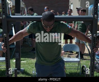 Ein fallschirmjäger an 2nd Battalion, 505Th Parachute Infantry Regiment konkurriert in eine individuelle Funktionelle fitness Konkurrenz während des Bataillon funktionelle Fitness Family Day am Freitag, den 2. Juni. Der 3. Brigade Combat Team Bataillon partnered mit Corvias Stiftung Fallschirmjäger und Familien ist das Bataillon die Chance, ihre körperliche Kraft und Ausdauer zu testen, während Sie eine Grillparty und Gelegenheit zur Gemeinschaft zu geben. Stockfoto