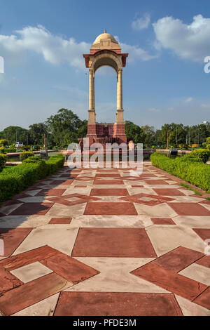 New Delhi, Indien - September 08, 2014 - Blick auf Vordach im Hochformat am India Gate unter blauem Himmel Farbe Version Stockfoto