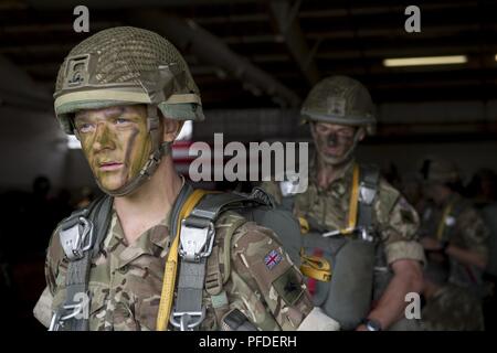 Britische Armee Fallschirmjäger in den dritten Bataillon, Parachute Regiment, C Unternehmen aus Colchester, England zugeordnet, bereiten Sie sie vor, von einer C-17 Globemaster III der US Air Force Piloten geflogen zu dem 15. und 16 Luftbrücke Staffeln Joint Base Charleston, S.C., Papst Army Air Field, N.C., Juni 5, 2018 zugewiesen, um zu springen, in Vorbereitung auf die Übung schnelle Reaktion 18 (SR 18). SR18 ist eines der führenden militärischen Krisenreaktion Schulungen für multinationale zerstreuten Kräfte in der Welt, das demonstriert die Fähigkeit von America's Global Response Force Hand in Hand arbeiten mit gemeinsamen und gesamtkraft Partner. Stockfoto