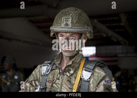 Britische Armee Fallschirmjäger in den dritten Bataillon, Parachute Regiment, C Unternehmen aus Colchester, England zugeordnet, bereiten Sie sie vor, von einer C-17 Globemaster III der US Air Force Piloten geflogen zu dem 15. und 16 Luftbrücke Staffeln Joint Base Charleston, S.C., Papst Army Air Field, N.C., Juni 5, 2018 zugewiesen, um zu springen, in Vorbereitung auf die Übung schnelle Reaktion 18 (SR 18). SR18 ist eines der führenden militärischen Krisenreaktion Schulungen für multinationale zerstreuten Kräfte in der Welt, das demonstriert die Fähigkeit von America's Global Response Force Hand in Hand arbeiten mit gemeinsamen und gesamtkraft Partner. Stockfoto