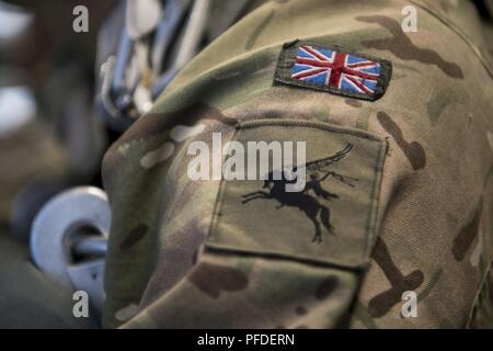 Eine britische Armee Fallschirmjäger in den dritten Bataillon, Parachute Regiment, C Unternehmen aus Colchester, England zugeordnet, bereiten Sie sie vor, von einer C-17 Globemaster III der US Air Force Piloten geflogen zu dem 15. und 16 Luftbrücke Staffeln Joint Base Charleston, S.C., Papst Army Air Field, N.C., Juni 5, 2018 zugewiesen, um zu springen, in Vorbereitung auf die Übung schnelle Reaktion 18 (SR 18). SR18 ist eines der führenden militärischen Krisenreaktion Schulungen für multinationale zerstreuten Kräfte in der Welt, das demonstriert die Fähigkeit von America's Global Response Force Hand in Hand arbeiten mit gemeinsamen und gesamtkraft Partner. Stockfoto