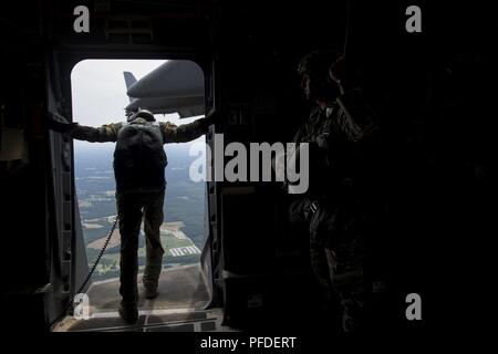 Us Air Force Tech Sgt. Robert Vanderzel, Lademeister, 16 Airlift Squadron, Joint Base Charleston in South Carolina sorgt es für britische Armee Fallschirmjäger in den dritten Bataillon, Parachute Regiment, C Unternehmen aus Colchester, England zugeordnet ist sicher, aus einer C-17 Globemaster III., Papst Army Air Field, N.C., Juni 5, 2018, zu springen, während der Übung die schnelle Reaktion 18 (SR 18). SR18 ist eines der führenden militärischen Krisenreaktion Schulungen für multinationale zerstreuten Kräfte in der Welt, die die Fähigkeit des America's Global Response Force Hand in Hand arbeiten mit gemeinsamen und insgesamt Kraft demonstriert Stockfoto