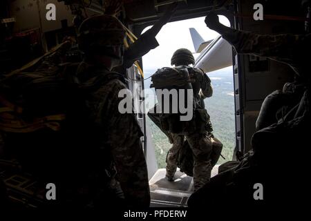 Eine britische Armee Fallschirmjäger in den dritten Bataillon, Parachute Regiment, C Unternehmen aus Colchester, England zugeordnet, bereiten Sie sie vor, von einer C-17 Globemaster III der US Air Force Piloten geflogen zu dem 15. und 16 Luftbrücke Staffeln Joint Base Charleston, S.C., Papst Army Air Field, N.C., Juni 5, 2018 zugewiesen, um zu springen, in Vorbereitung auf die Übung schnelle Reaktion 18 (SR 18). SR18 ist eines der führenden militärischen Krisenreaktion Schulungen für multinationale zerstreuten Kräfte in der Welt, das demonstriert die Fähigkeit von America's Global Response Force Hand in Hand arbeiten mit gemeinsamen und gesamtkraft Partner. Stockfoto