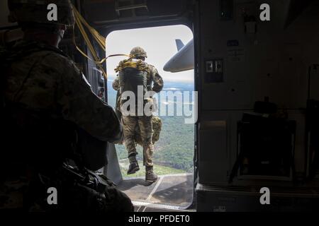 Eine britische Armee Fallschirmjäger in den dritten Bataillon, Parachute Regiment, C Unternehmen aus Colchester, England zugeordnet, bereiten Sie sie vor, von einer C-17 Globemaster III der US Air Force Piloten geflogen zu dem 15. und 16 Luftbrücke Staffeln Joint Base Charleston, S.C., Papst Army Air Field, N.C., Juni 5, 2018 zugewiesen, um zu springen, in Vorbereitung auf die Übung schnelle Reaktion 18 (SR 18). SR18 ist eines der führenden militärischen Krisenreaktion Schulungen für multinationale zerstreuten Kräfte in der Welt, das demonstriert die Fähigkeit von America's Global Response Force Hand in Hand arbeiten mit gemeinsamen und gesamtkraft Partner. Stockfoto