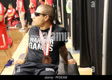 Us-Armee Sgt. Jonathan Weasner gewann die Bronzemedaille in seiner Gewichtsklasse bei der Powerlifting Wettbewerb Juni 5, 2018, in der US Air Force Academy Sohn-gymnasium an der Abteilung 2018 der Verteidigung Krieger spielen. Der DoD-Krieger Spiele sind ab 2. Juni - 9. Es ist eine anpassungsfähige Sport Wettbewerb für die Verwundeten, Kranken und Verletzten service Mitglieder und Veteranen. Rund 300 Athleten aus Teams aus der Armee, Marine Corps, Navy, Air Force Special Operations Command, Vereinigtes Königreich Streitkräfte, der Kanadischen Streitkräfte, und die Australian Defence Force im Bogenschießen konkurriert, c Stockfoto