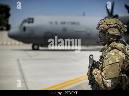 Us Air Force Airman First Class Darmel Boyken, 455Th Expeditionary Sicherheitskräfte Squadron, Fly away Mitglied des Sicherheitsteams, wacht über den Umfang und die Sicherheit einer C-130J Super Hercules auf den 455Th Air Expeditionary Wing am Flughafen Bagram, Afghanistan zugewiesen sind, während eine Entladung von der Ausstattung des Fahrzeugs und fallschirme am 30. Mai 2018 in Jalalabad Air Base. Schnelle Mitglieder Mission umfasst die Bereitstellung eines Sicherheitsupdates im Bildschirm um Flugzeug nach der Landung auf einem ungesicherten Flugplatz. Stockfoto