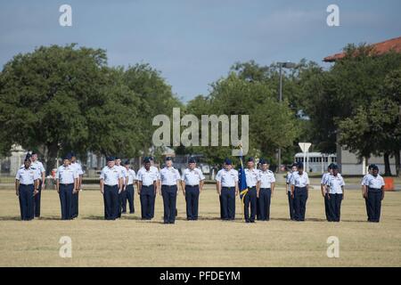 Mitglieder der 502Nd Air Base Wing stand auf Aufmerksamkeit während der Änderung der Befehl Zeremonie von Brig. Gen. Heather Pringle nach Brig. Gen. Laura L. Lenderman an JBSA-Fort Sam Houston MacArthur Parade Feld Juni 6, 2018. Die Änderung des Befehls Zeremonie stellt die formale Übergabe der Zuständigkeit, Befugnis und Verantwortlichkeit der Befehl von einem Offizier zu einem anderen. Pringle diente als Commander seit August 2016. Stockfoto