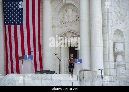 Emma Gonzalez, März für unser Leben, liest ein Zitat von Robert F. Kennedy während einer Zeremonie sein Leben Feiern zum 50. Jahrestag seiner Ermordung, in der Memorial Amphitheater auf dem Arlington National Cemetery, Arlington, Virginia, 6. Juni 2018. Die Zeremonie war für die Öffentlichkeit zugänglich und der ehemalige Präsident Bill Clinton, Ethel Kennedy, US-Rep. Joe Kennedy III, Kathleen Kennedy Townsend, und in den USA John Lewis, unter anderem besuchte. Stockfoto