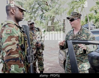 Marine Staff Sgt. James W. Warren, eine militärische Polizeioffizier mit der 2. Strafverfolgung Bataillon, II Marine Expeditionary Force, führt eine Überprüfung der Suche fahrzeug Techniken, um mit den Mitgliedern der Grenada besonderen Service Einheit während Tradewinds 2018 Juni 6, 2018, in Basseterre, St. Kitts. Tradewinds bietet den teilnehmenden Ländern die Gelegenheit, Sicherheit und Disaster Response Fähigkeiten zu verbessern. Stockfoto